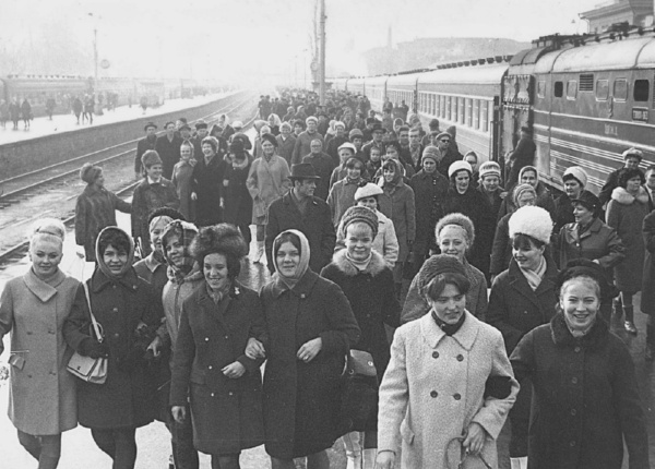 В путь... Артисты «Садко» в поездке по городам-героям. 1969 г.