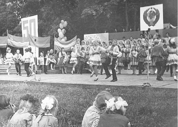 Выступление ансамблей «Садко» и «Гусельки» на праздновании 50-летия СССР. Новгород, Кремлевский парк, 1972 год.