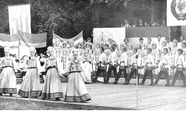 Выступление ансамбля «Садко» на праздновании 50-летия СССР. Новгород, Кремлевский парк, 1972 год.