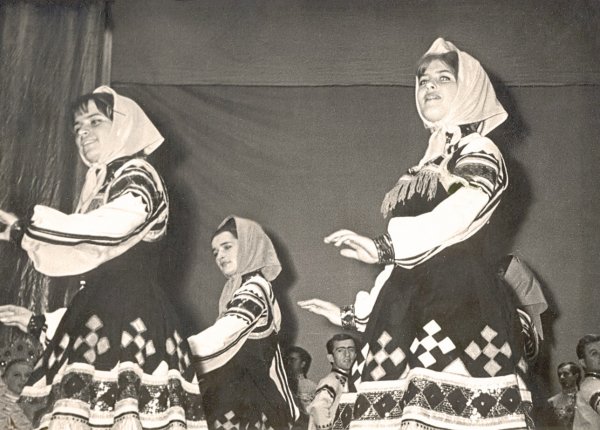 На фото присутствует Арсентьева (Богданова) Алевтина Владимировна (справа), участница ансамбля «Садко» 