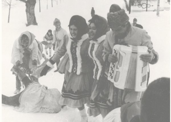 На фото присутствует Арсентьева (Богданова) Алевтина Владимировна (в центре), участница ансамбля «Садко»