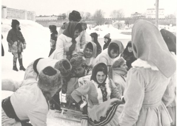 На фото присутствует Арсентьева (Богданова) Алевтина Владимировна (на санках в центре), участница ансамбля «Садко»