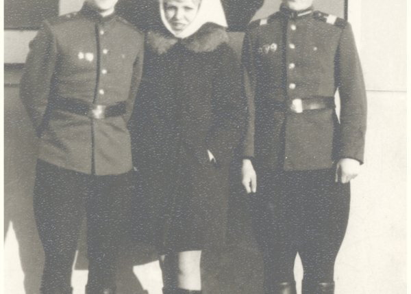 На фото присутствует Алевтина (Москвичева) Антипова (в центре), участница ансамбля «Садко»