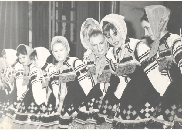 На фото присутствует Арсентьева (Богданова) Алевтина Владимировна (вторая справа), участница ансамбля «Садко»