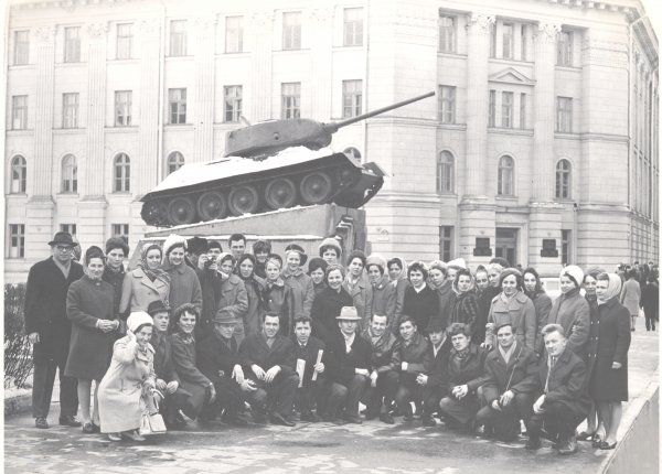 Минск, март 1970 года. На фото присутствует Арсентьева (Богданова) Алевтина Владимировна (третья справа в верхнем ряду), участница ансамбля «Садко»
