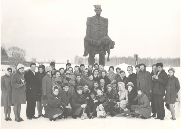 Хотынь, март 1970 года. На фото присутствует Арсентьева (Богданова) Алевтина Владимировна (шестая справа), участница ансамбля «Садко»
