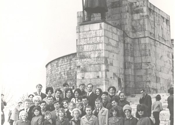Венгрия, Будапешт. Апрель 1970 года. На фото присутствует Арсентьева (Богданова) Алевтина Владимировна (вторая слева во втором нижнем ряду), участница ансамбля «Садко»