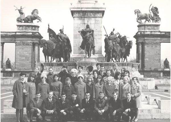 Венгрия, Будапешт. Апрель 1970 года. На фото присутствует Арсентьева (Богданова) Алевтина Владимировна (четвертая слева в верхнем ряду), участница асамбля «Садко»