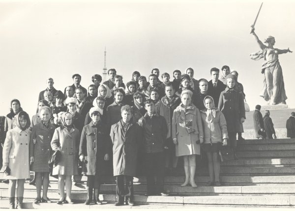 Волгоград, 1969 год. На фото присутствует Арсентьева (Богданова) Алевтина Владимировна (пятая слева в третьем ряду), участница ансамбля «Садко»