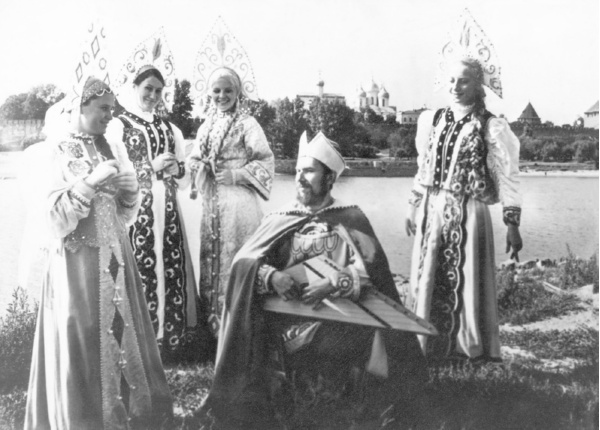 Участница ансамбля Алла Афанасьева (2-я слева)
