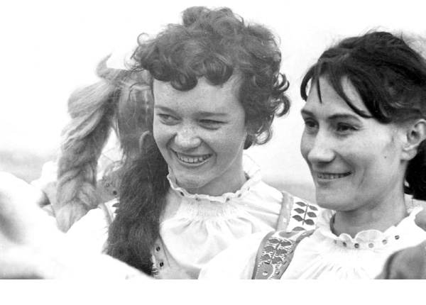 Зоя Васильевна Симонова (1-я слева)