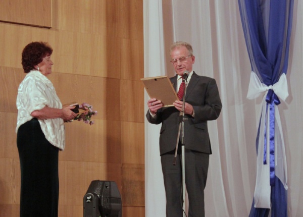 Почетные грамоты от городского Совета ветеранов, вручает его руководитель Юрий Михайлович Левков