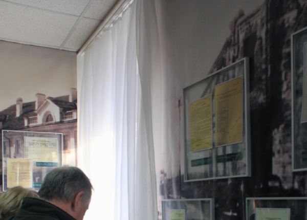 Один из стендов экспозиции графических работ художника Ю.В. Ряховского в ГАНИНО (Великий Новгород, 18.01.2013).