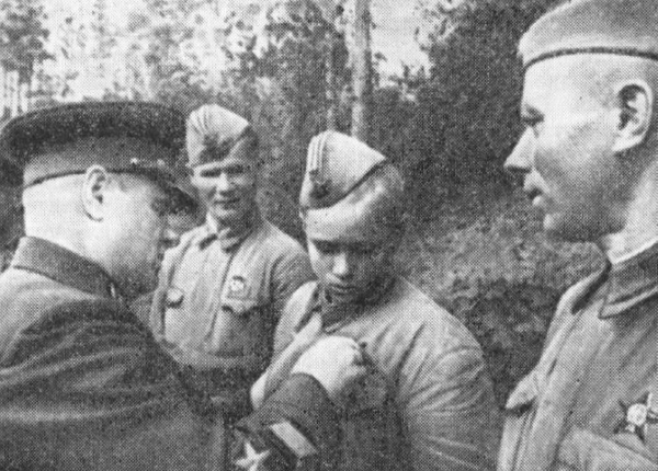 Генерал К.А. Мерецков вручает красноармейцу В.Н. Пяхову орден Красной Звезды. Слет снайперов Волховского фронта 13 июля 1942 г.