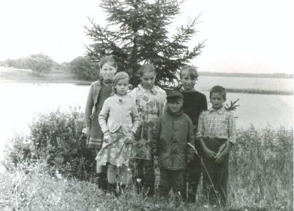 Сергей (крайний справа) с друзьями из д. Семёнкино