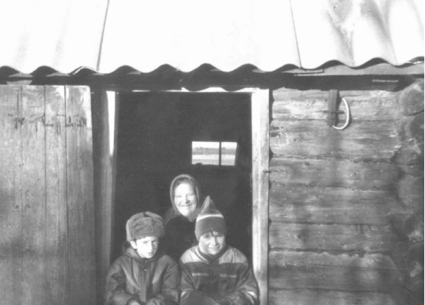 Серёжа с двоюродным братом и бабушкой Марией Давыдовной