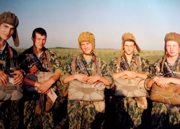 Сергей (второй справа) с сослуживцами-разведчиками. Псковский район, д. Черёха.