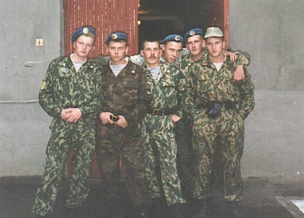 Сергей крайний справа. Фото предоставлено сайту ant53.ru вк-группой 76-й десантно-штурмовой дивизии (Псков) в феврале 2020 г.