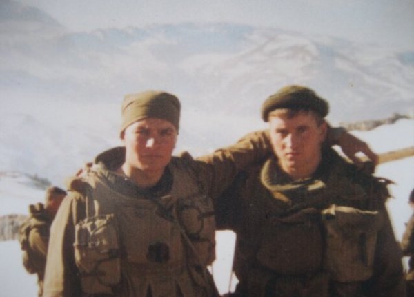 Сергей справа. Фото предоставлено сайту ant53.ru вк-группой 76-й десантно-штурмовой дивизии (Псков) в феврале 2020 г.