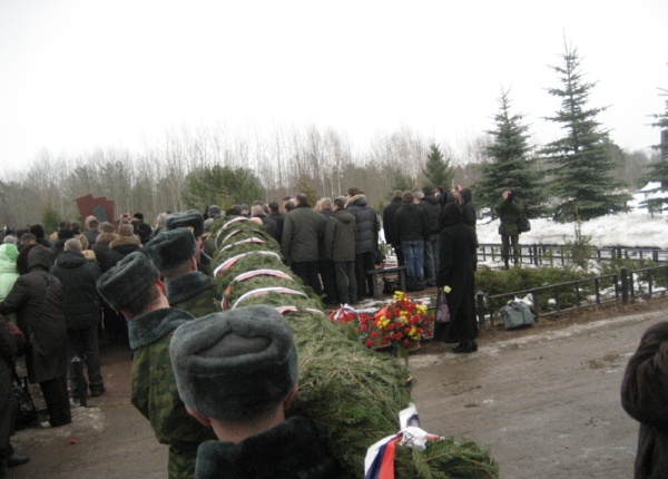 Возложение памятной гирлянды к памятнику погибшим воинам на кладбище Орлецы