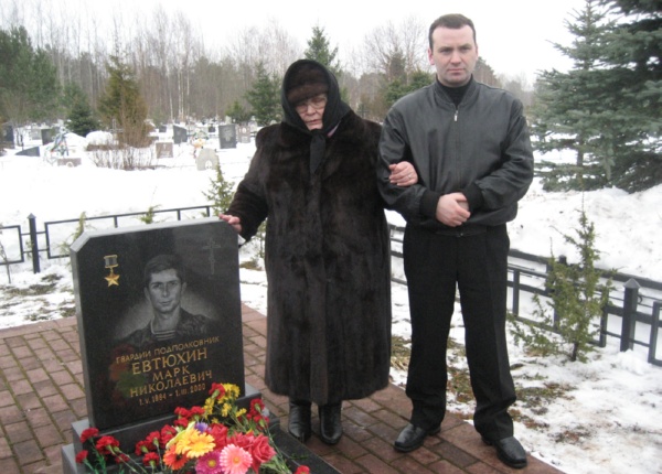  У могилы подполковника М. Н. Евтюхина, Героя России, мать А. И. Евтюхина и родной брат погибшего