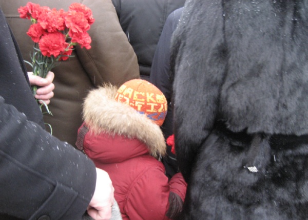  Возложение цветов взрослыми и детьми к памятнику погибшим воинам