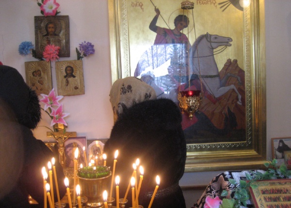 Часовня Георгия Победоносца. Родные погибших ставят свечи 