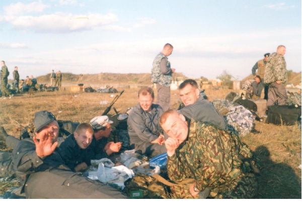 Чеченская Республика, г. Моздок (аэродром). 1999 г. Вячеслав Сысоев – по центру (4-й слева, 3-й справа)