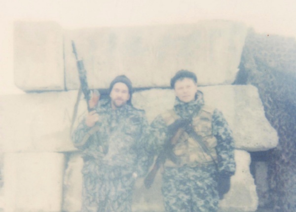 Чеченская Республика, г. Грозный. Январь 1996 г. 10-й блокпост. Вячеслав Сысоев – справа