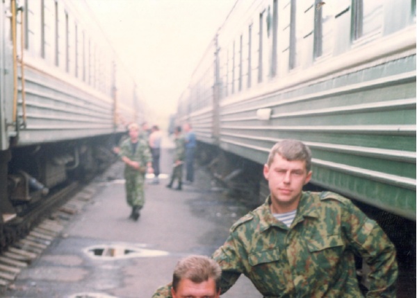 Возвращение домой, 1996 г. Минеральные Воды. Вячеслав Сысоев – слева