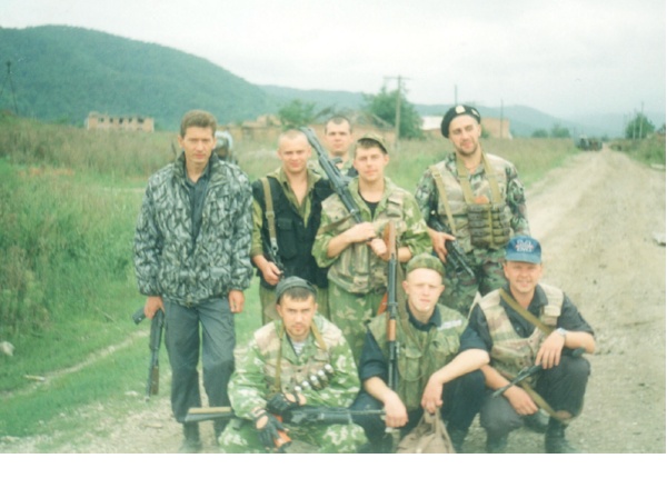 Чеченская Республика, село Бамут. 1996 г. Вячеслав Сысоев – нижний ряд, первый справа