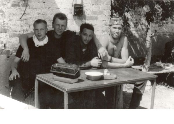 Чеченская Республика, село Долинский. 1995 г. Вячеслав Сысоев – второй слева