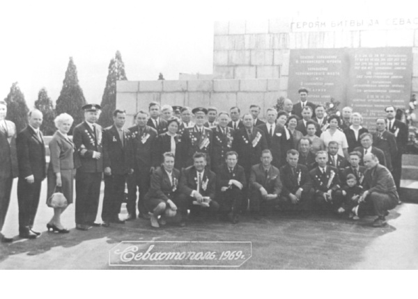 Алексей Михайлович Шаров (стоит 2-й слева) среди ветеранов войны на праздновании 25-летия освобождения Севастополя. 1969 г.