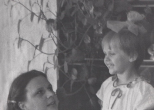 Алла Михайловна Шарова (дочь) со своей дочерью Ириной. Фото из семейного архива. Передано на сайт двоюродной сестрой Героя, Л.П. Белоножкиной.