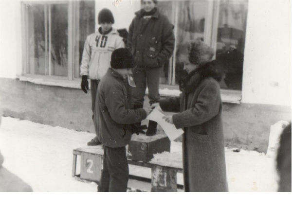 Пос. Волот, 1992 год. Вручение грамоты за 3-е место на лыжных соревнованиях.