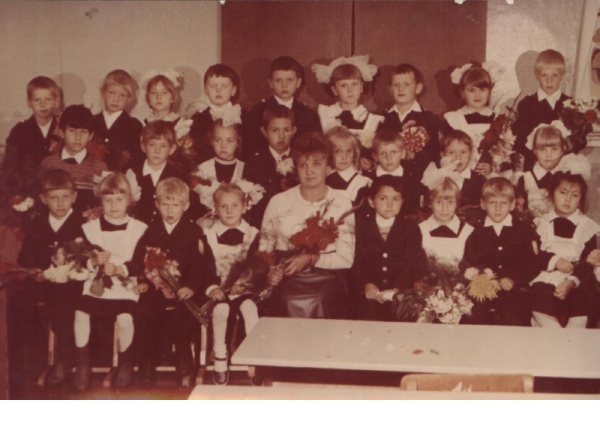 Пос. Волот, 1987 год. 2-й класс. Верхний ряд, первый справа.