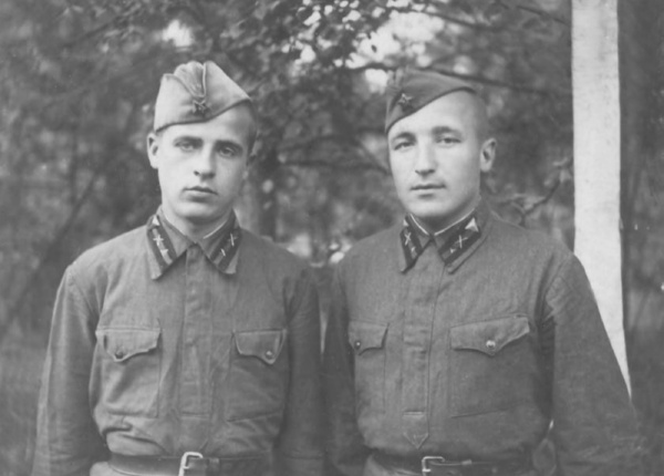 Дмитрий Николаевич Семенов (справа) с другом. 20 июня 1941 года