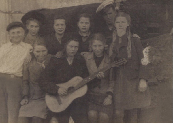 Людмила Катина (крайняя справа) с соседскими ребятами. На обратной стороне фото написано: «Жильцы трущобы у бывшего Горсовета»