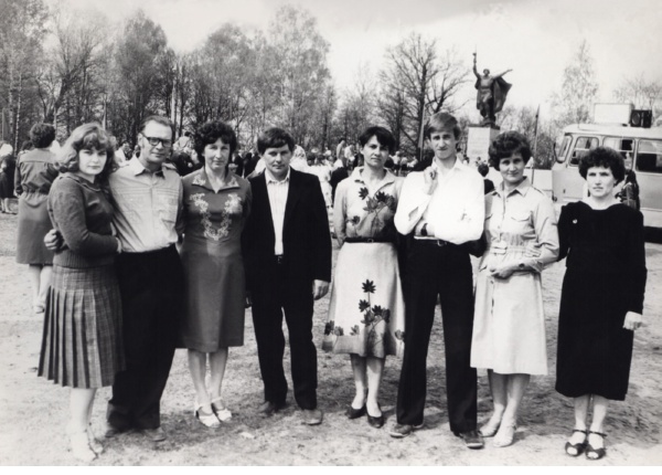 Николай (третий справа) на площади г. Холм с родными и друзьями. Фото из семейного архива. Передано мамой для публикации на сайте ant53.ru.