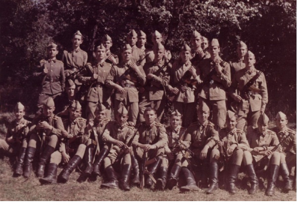 Армия. Николай (верхний ряд, четвертый слева) с сослуживцами. Фото из семейного архива. Передано мамой для публикации на сайте ant53.ru.