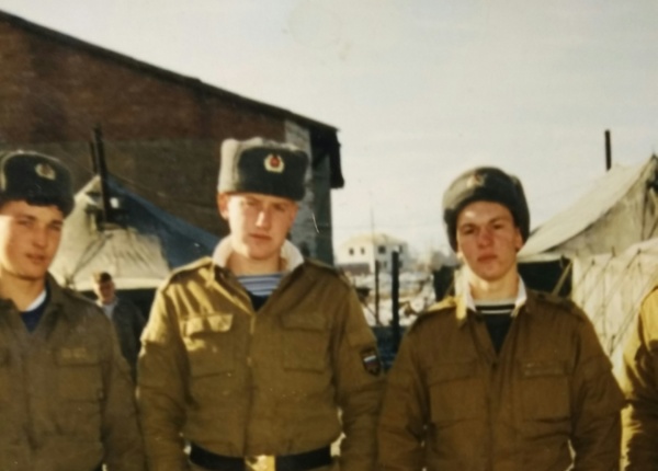 Алексей (в центре) с сослуживцами. Фото передано сестрой, Натальей Верхоносовой.