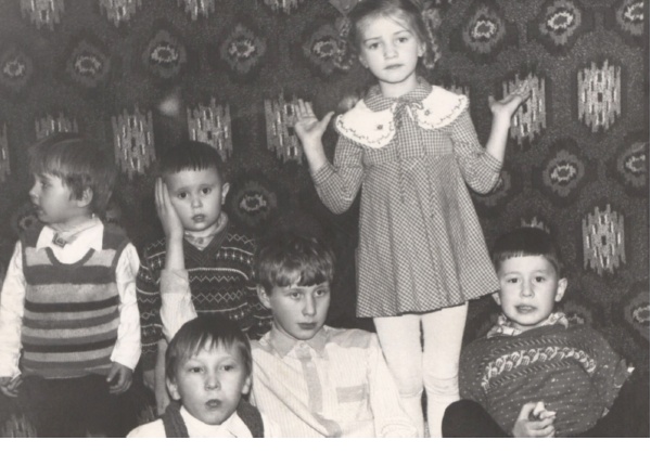 Саша (нижний ряд, 2 слева) в кругу друзей. Фото из семейного архива. Передано крестной мамой Алексеевой Валентиной Григорьевной для публикации на сайте ant53.ru. 