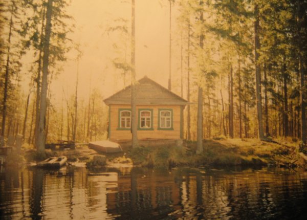 Фото передано на сайт ant53.ru Л.Н. Рябковой. Тот самый домик на берегу озера Ротное, который построили в память о Диме...