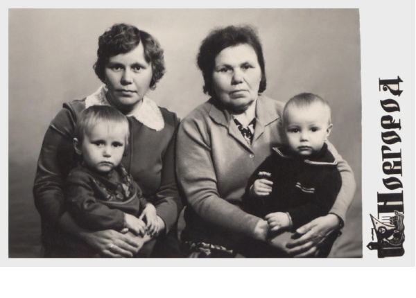 Май 1976 года. Роман на руках у бабушки (рядом его крестная держит на руках его двоюродную сестренку Олю). Фото предоставила мама, Васильева В.Н.