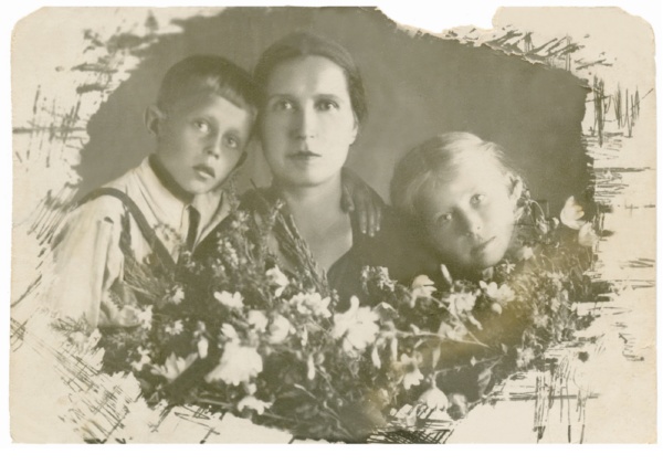 Вера Степановна Чистякова с детьми, Маей и Борисом. Саратовская облать, ст. Баланда. 9 мая 1945 года.