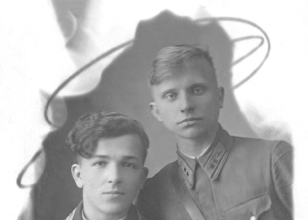 Алексей Романович Романов с товарищем в годы Великой Отечественной войны