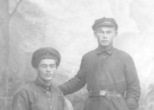 Бронислав Мустафьевич Асанович (справа) с братом Адамом