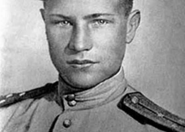 Старший лейтенант Дмитрий Язов. Апрель 1944 г. Фото на партбилет. Источник изображения: Википедия, находится в статусе «Общественное достояние» 