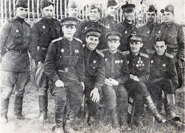Н.Ф.Кузнецов (2-й справа в первом ряду) среди летчиков полка. Источник изображения: Кузнецов Н.Ф. Годы испытаний. – Л., 1987. – С. 96-97: вкл. фото.