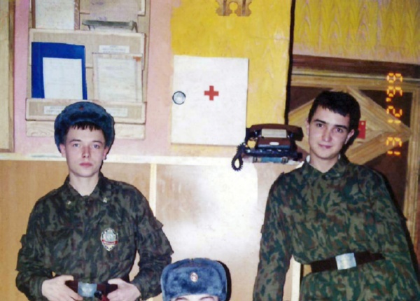 Воронеж, 13 декабря 1999 г. Учебная армейская часть. Валентин Беряев стоит справа.